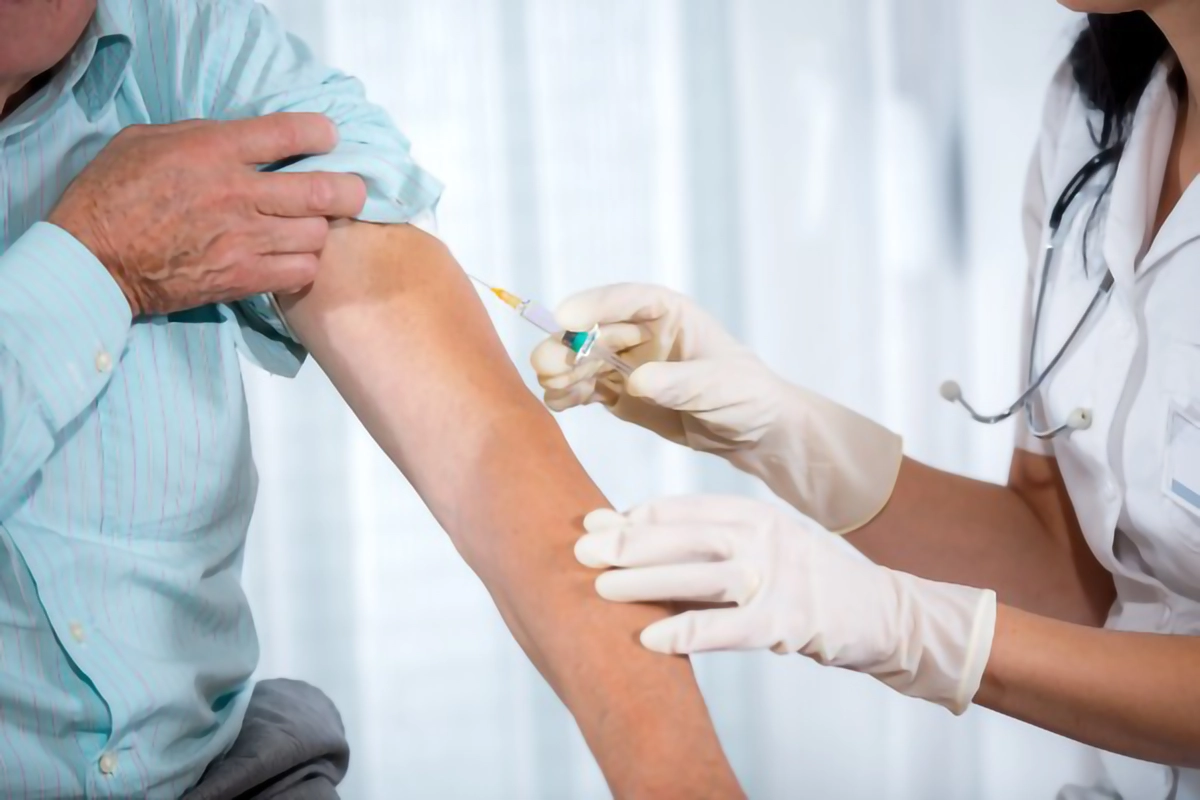 Image of a patient reciving a flu vaccination
